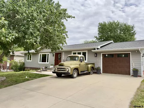1510 Cherrywood Dr, Crete, NE 68333