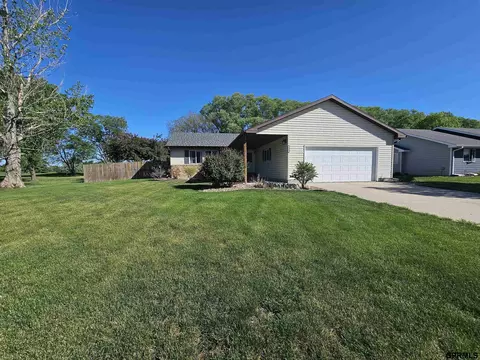 120 Crooked Creek Cir, Clay Center, NE 68933