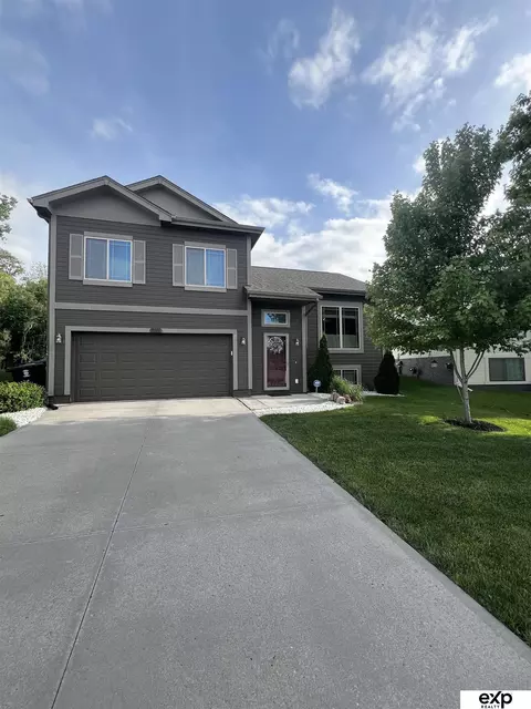 9215 Summit Dr, Omaha, NE 68122