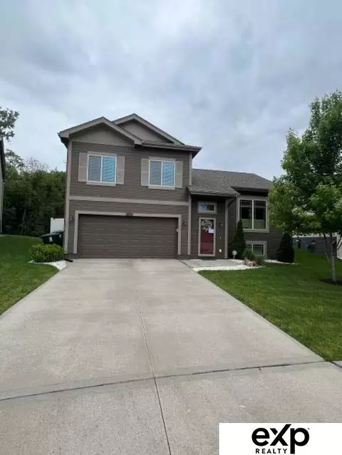 9215 Summit Dr, Omaha, NE 68122