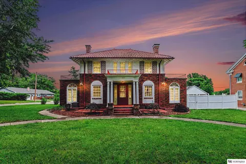 2422 Lane St, Falls City, NE 68355