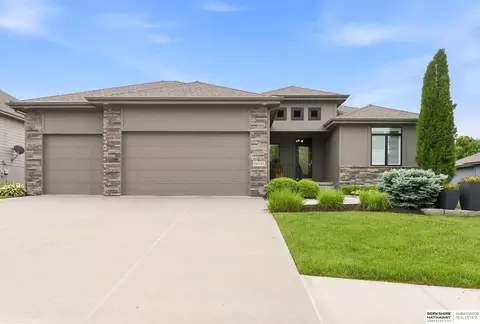 19025 Cuming Cir, Omaha, NE 68022