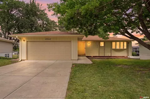 4508 Hallcliffe Rd, Lincoln, NE 68516