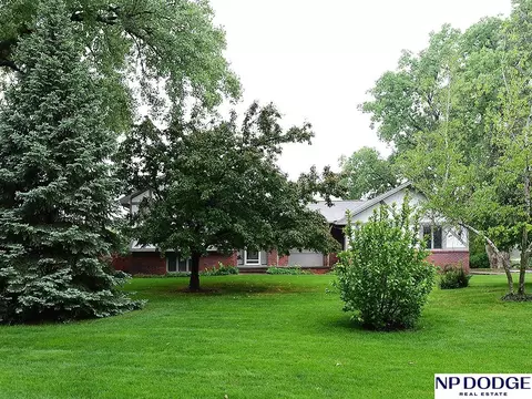 1740 Laguna Dr, Fremont, NE 68025