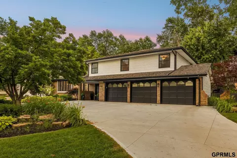 9933 Devonshire Dr, Omaha, NE 68114