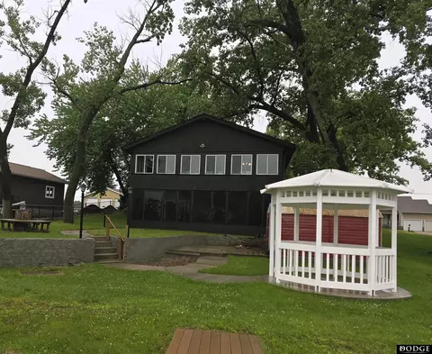33 Lakewood Dr, Columbus, NE 68601