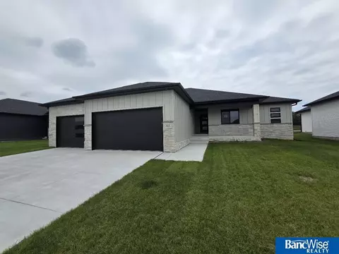 441 Half Moon Dr, Lincoln, NE 68527