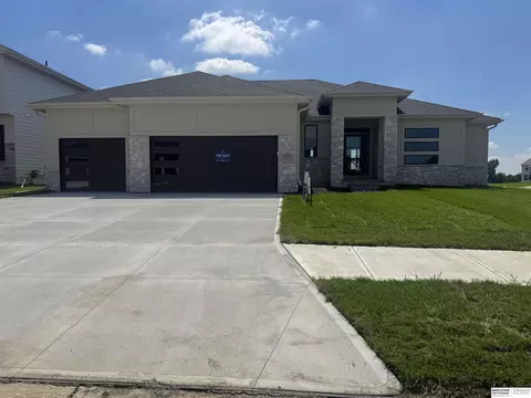 6207 N 209 St, Elkhorn, NE 68022
