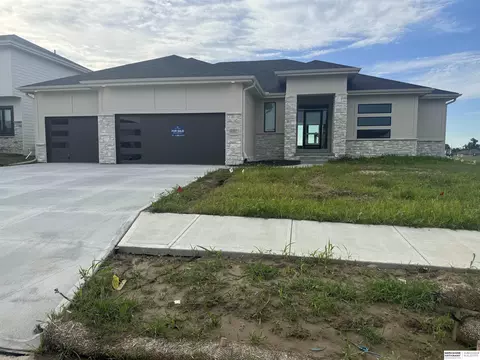 6207 N 209 St, Elkhorn, NE 68022