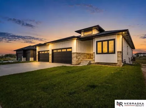 11104 S 218th St, Gretna, NE 68028