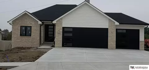10021 S 180th Avenue Cir, Omaha, NE 68136