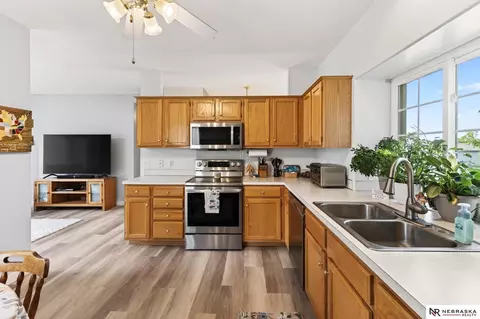 Kitchen - 1201 Devon Dr, Papillion, NE 68046 photo 4 of 4