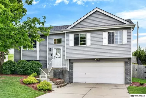 1201 Devon Dr, Papillion, NE 68046