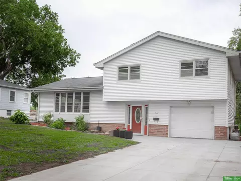 511 N Grandview Ave, Papillion, NE 68046