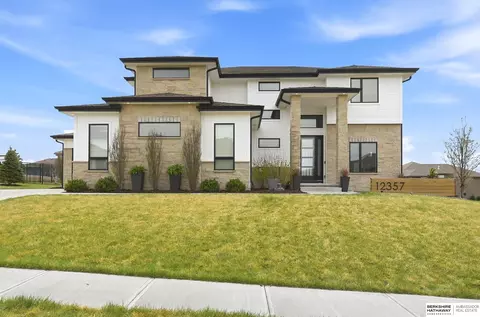 12357 Cooper St, Papillion, NE 68046
