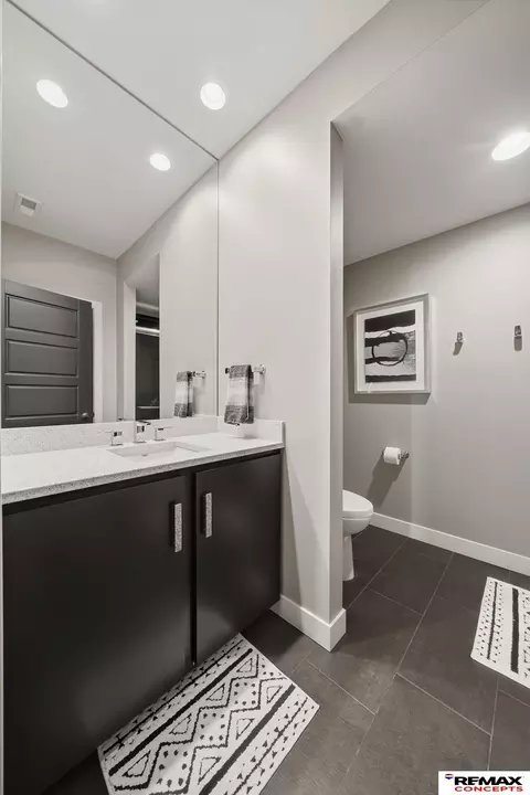 Bath - 1310 Doyle Ln, Beatrice, NE 68310 photo 7 of 10