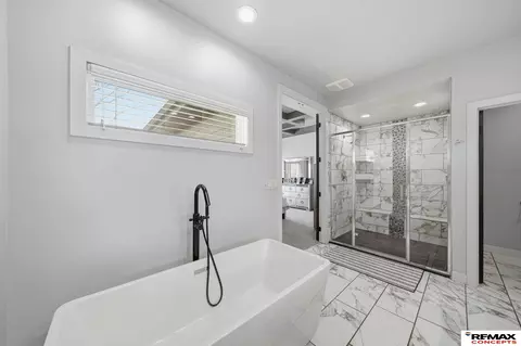 Bath - 1310 Doyle Ln, Beatrice, NE 68310 photo 2 of 10