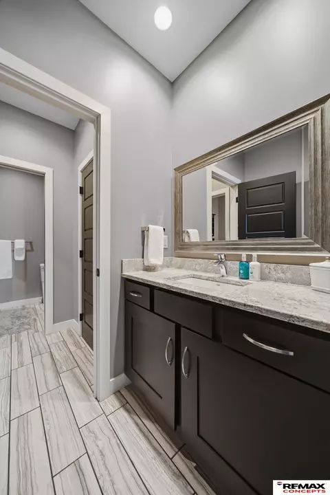 Bath - 1310 Doyle Ln, Beatrice, NE 68310 photo 5 of 10