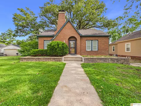 706 14th St, Auburn, NE 68305