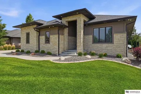 9700 Thornwood Cir, Lincoln, NE 68512