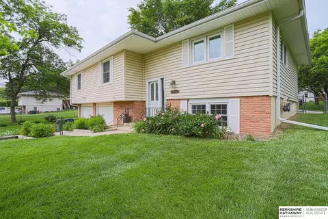 2556 Virginia St, Bellevue, NE 68147