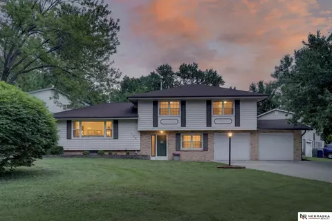 103 Hillcrest Ave, Bellevue, NE 68005