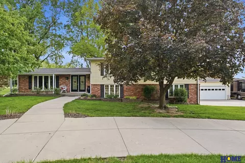 815 Anthony Ln, Lincoln, NE 68520