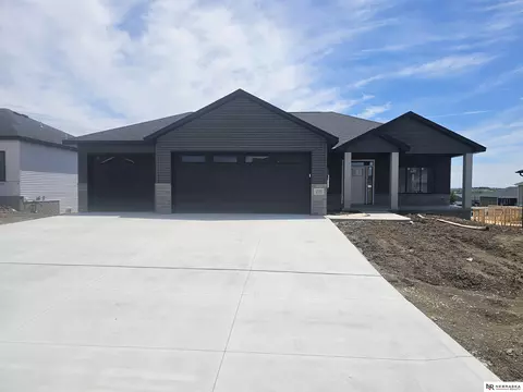 235 Kristi Ln, Hickman, NE 68372
