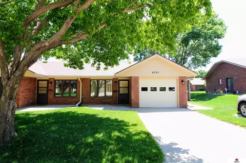 6743 Teton Dr, Lincoln, NE 68510