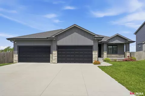 10902 Portage Dr, Papillion, NE 68046