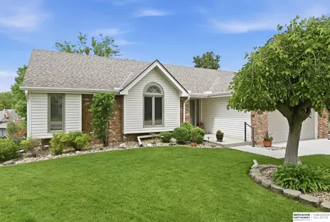 10410 Jefferson Cir, Omaha, NE 68127