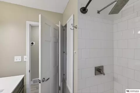 Bath - 2102 Avery Rd, Bellevue, NE 68005 photo 2 of 4