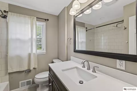 Bath - 2102 Avery Rd, Bellevue, NE 68005 photo 1 of 4