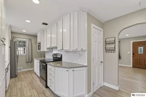 Entry Way - 2102 Avery Rd, Bellevue, NE 68005 photo 2 of 5