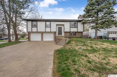 102 Hillcrest Ave, Bellevue, NE 68005