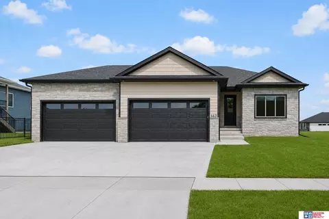 663 Eloise Ave, Lincoln, NE 68520