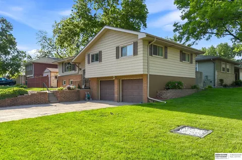 4452 Shady Lane Cir, Omaha, NE 68105