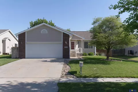 13422 Jamestown St, Waverly, NE 68462