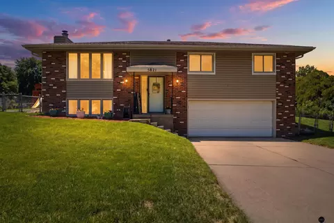 5821 Deerwood Dr, Lincoln, NE 68516