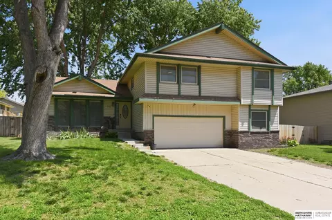 912 Claudine Ave, Papillion, NE 68046