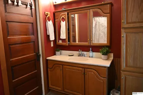 Bath - 724 N 10th St, Beatrice, NE 68310 photo 3 of 4