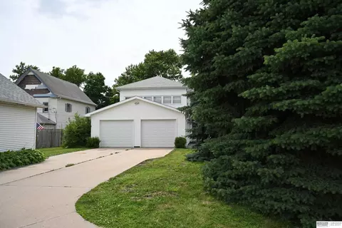 Exterior - 724 N 10th St, Beatrice, NE 68310 photo 6 of 11
