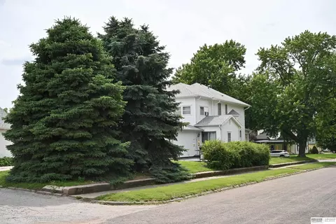 Exterior - 724 N 10th St, Beatrice, NE 68310 photo 5 of 11