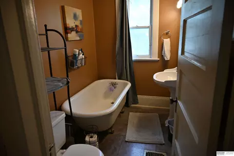 Bath - 724 N 10th St, Beatrice, NE 68310 photo 4 of 4