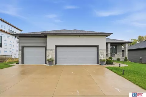 8920 Shadow Creek Ln, Lincoln, NE 68520