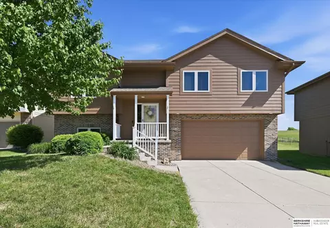 4910 Cedarbrook Dr, Council Bluffs, IA 51503