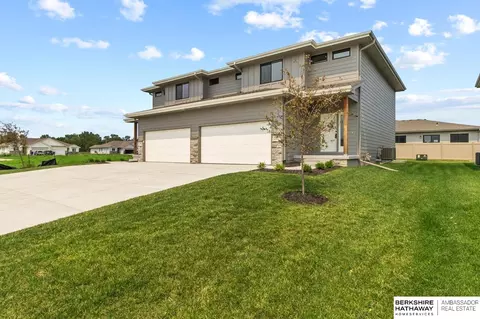 14812 Willow St, Bennington, NE 68007