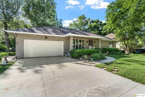 973 Fawn Pkwy, Omaha, NE 68154