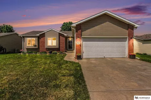 2325 NW 43rd St, Lincoln, NE 68524