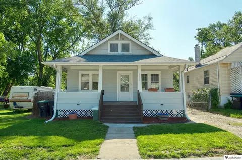 3325 N 41st St, Omaha, NE 68111